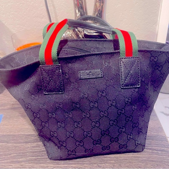 GUCCI SHERRYLINE TOTE/HANDBAG  EUC WITH GG SIGNATURE THROUGHOUT THE BAG. ❤️💚 - Picture 9 of 9